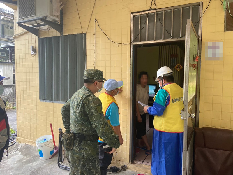 颱風軒嵐諾逼近，宜蘭縣南澳鄉公所3日會同警消和國軍等，針對高災害潛勢的武塔、金岳、金洋、碧候4村執行預防性撤離，截至下午5時許，已疏散10戶共36人。 圖：中央社(宜蘭縣政府提供）