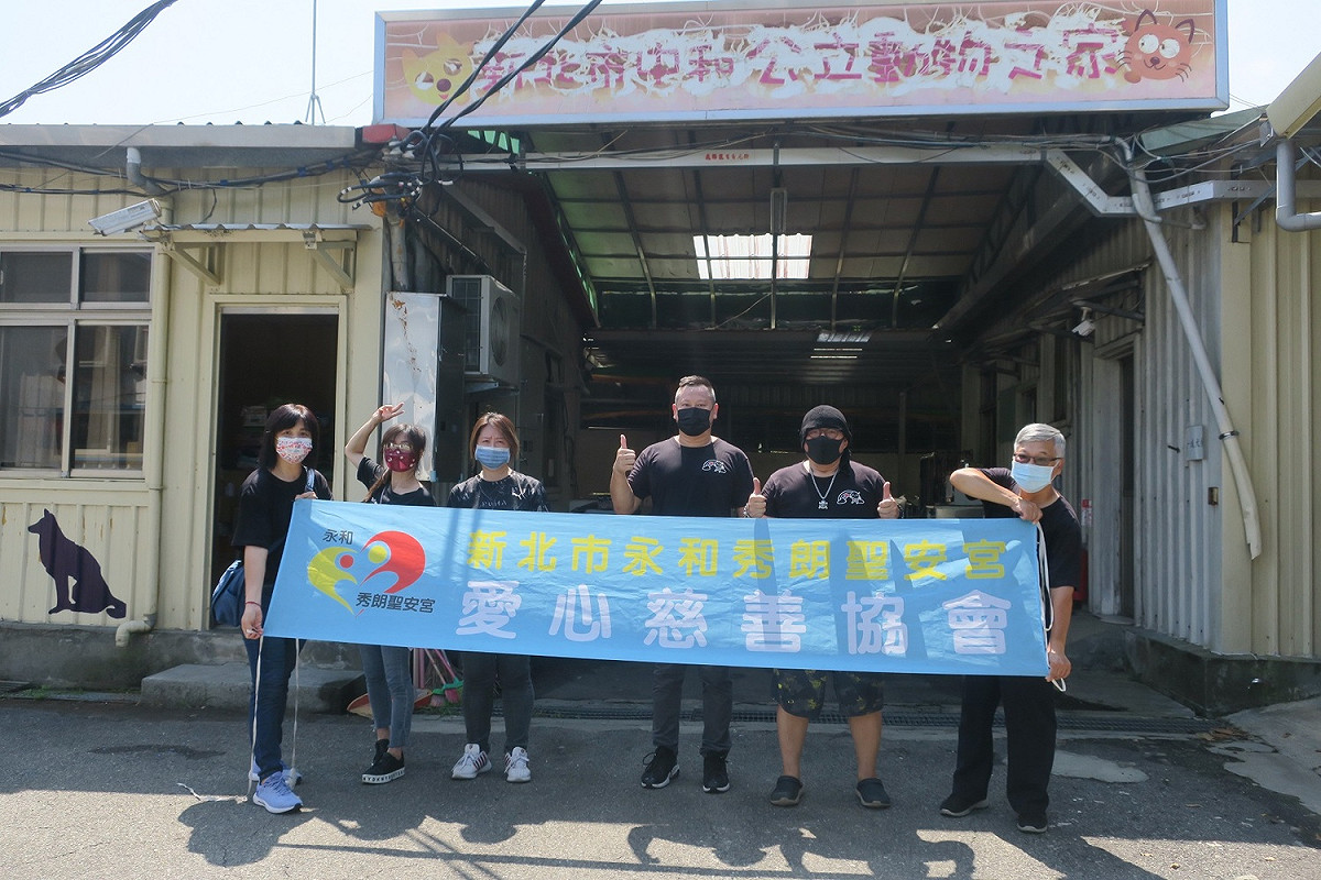 創辦人王俊彬與社團內熱心民眾。 圖：新北市動保處提供