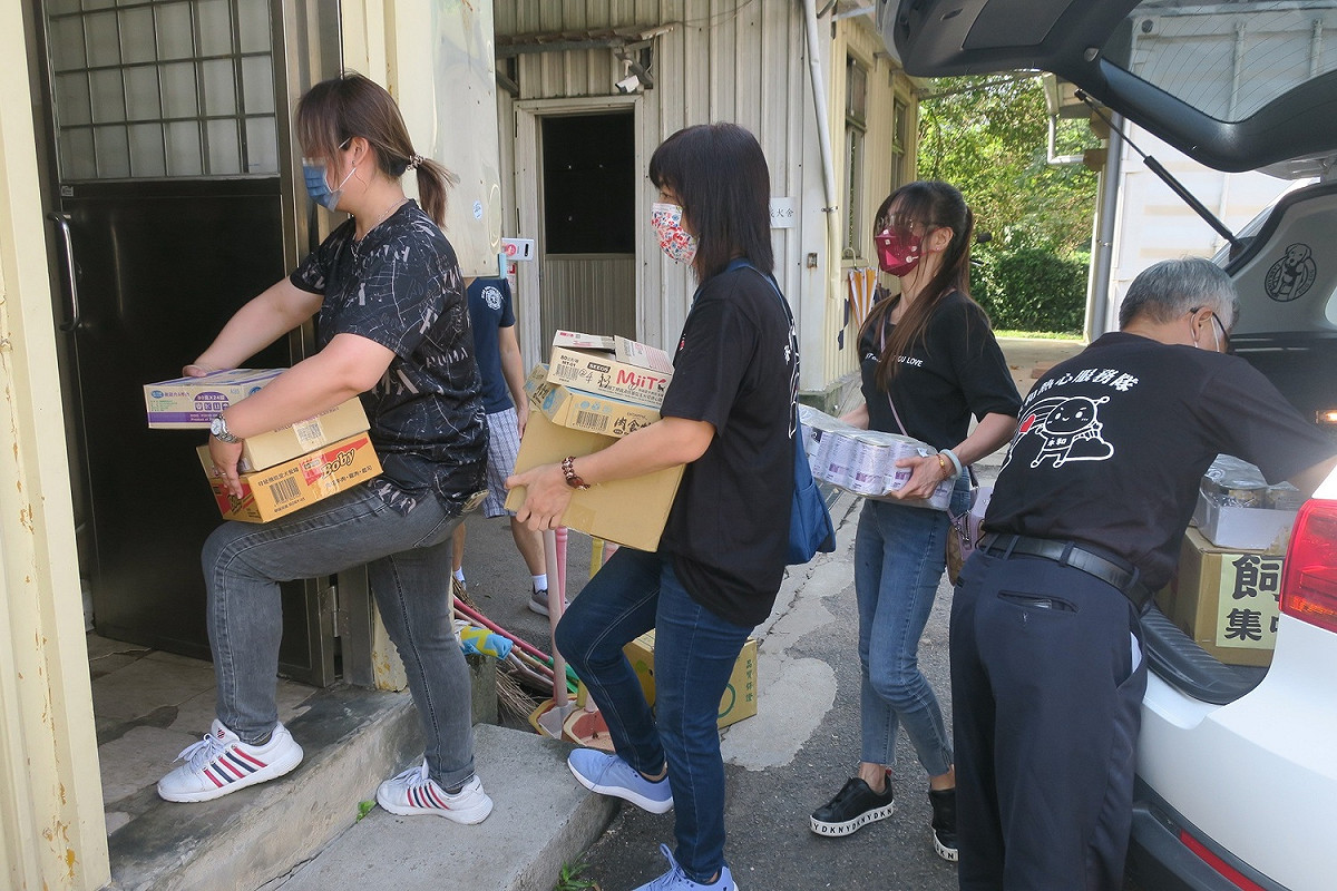 普渡法會完畢，寵物飼料供品全數捐贈給新北市動保處中和動物之家，愛心幫助動物之家的毛寶貝。 圖：新北市動保處提供