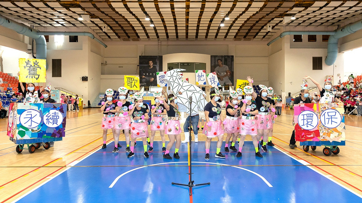 鶯歌區建國里在「環保啦啦隊」項目中，以回收紙箱製作鶯歌鳥展現熱情環保精神，獲得冠軍。 圖：新北市環保局提供