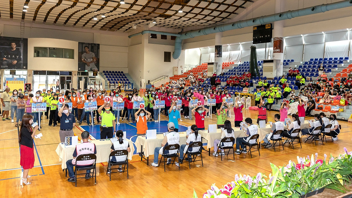 「環保金頭腦」志義工們高高舉出四選一選擇題的答案。 圖：新北市環保局提供