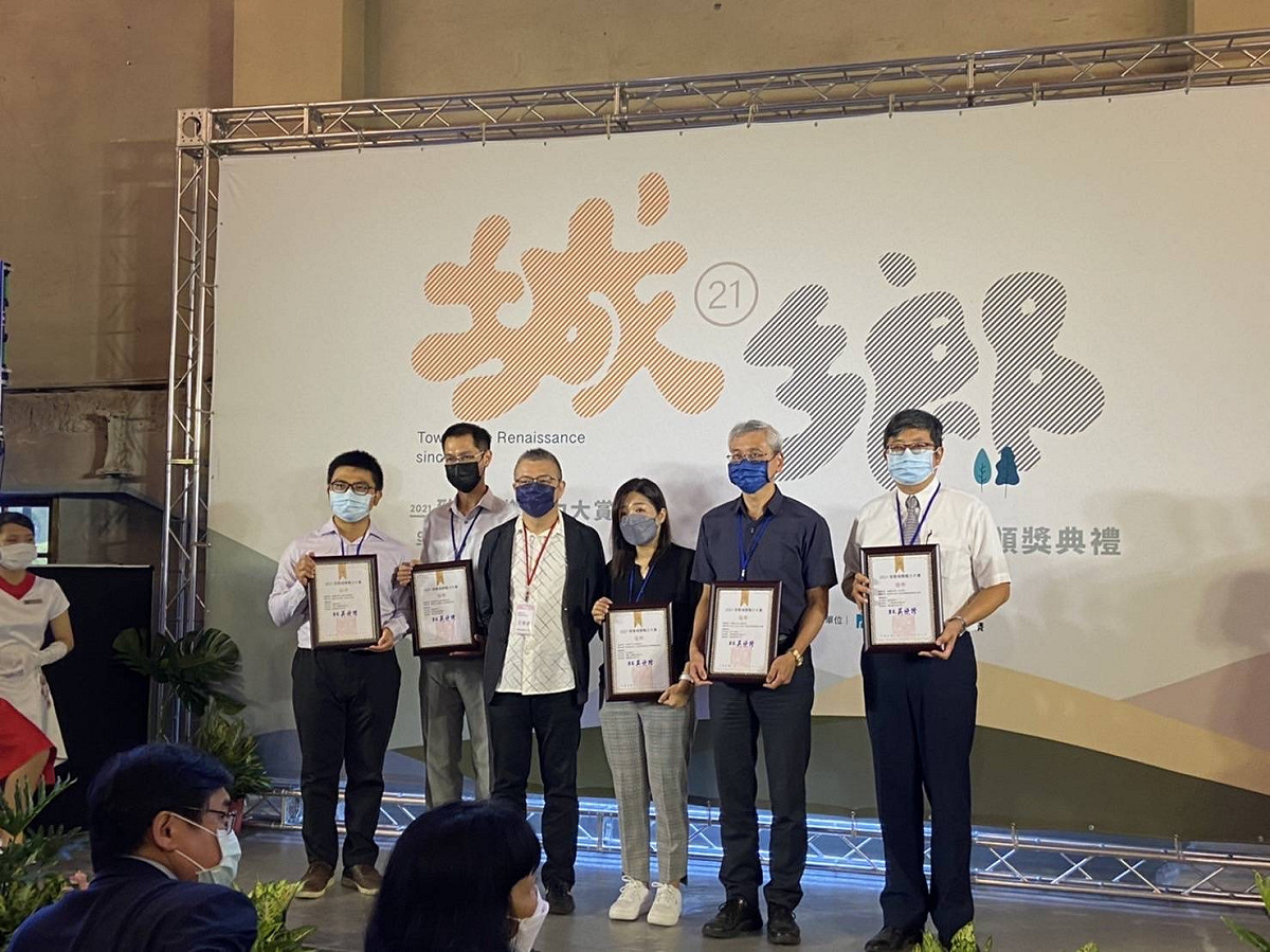 金山區中山溫泉公園暨周邊環境整合計畫-獲城鄉魅力賞佳作獎由主任秘書林炳勳（右二）領獎。 圖：新北市城鄉局提供