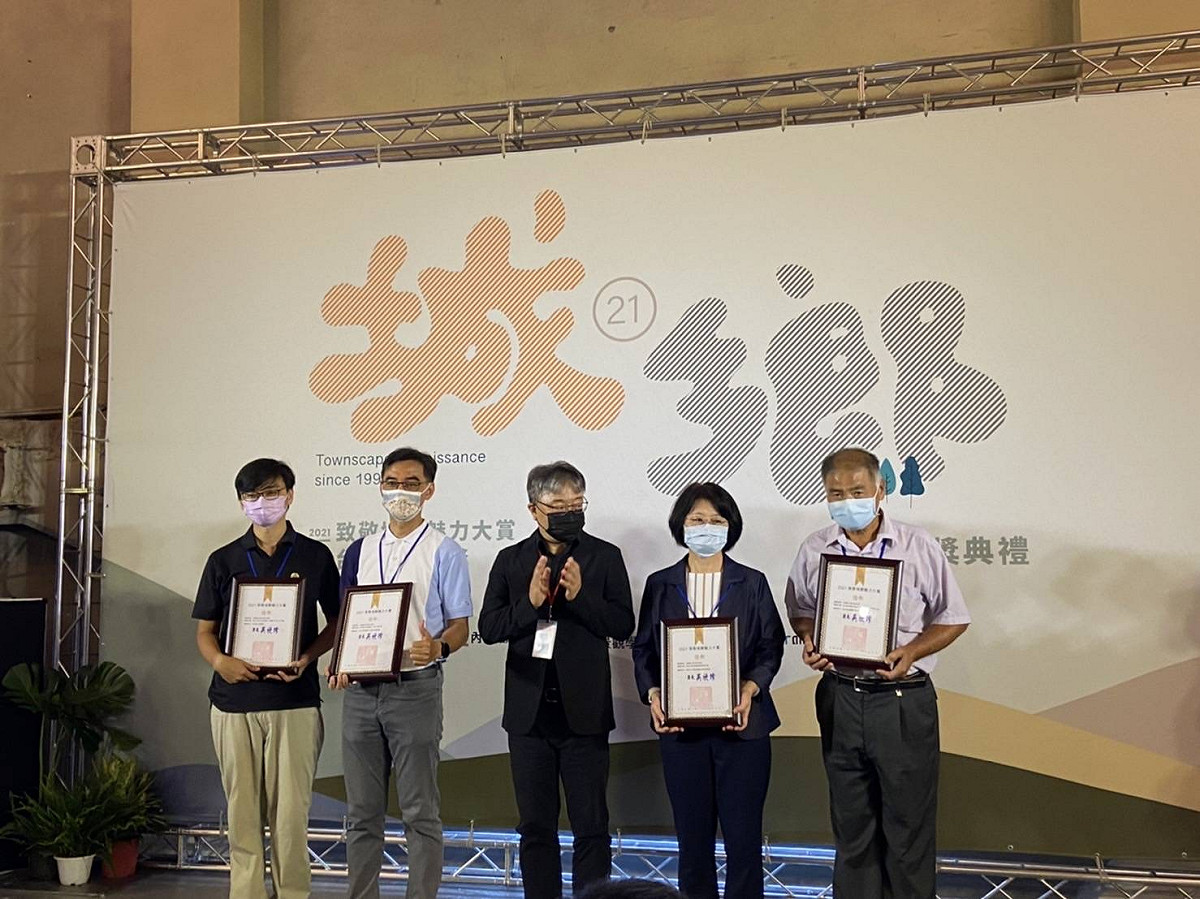 城鄉魅力賞-社區營造型佳作獎得獎者合影留念，左一為新北市佳作獎得主計畫負責人葉家豪。 圖：新北市城鄉局提供