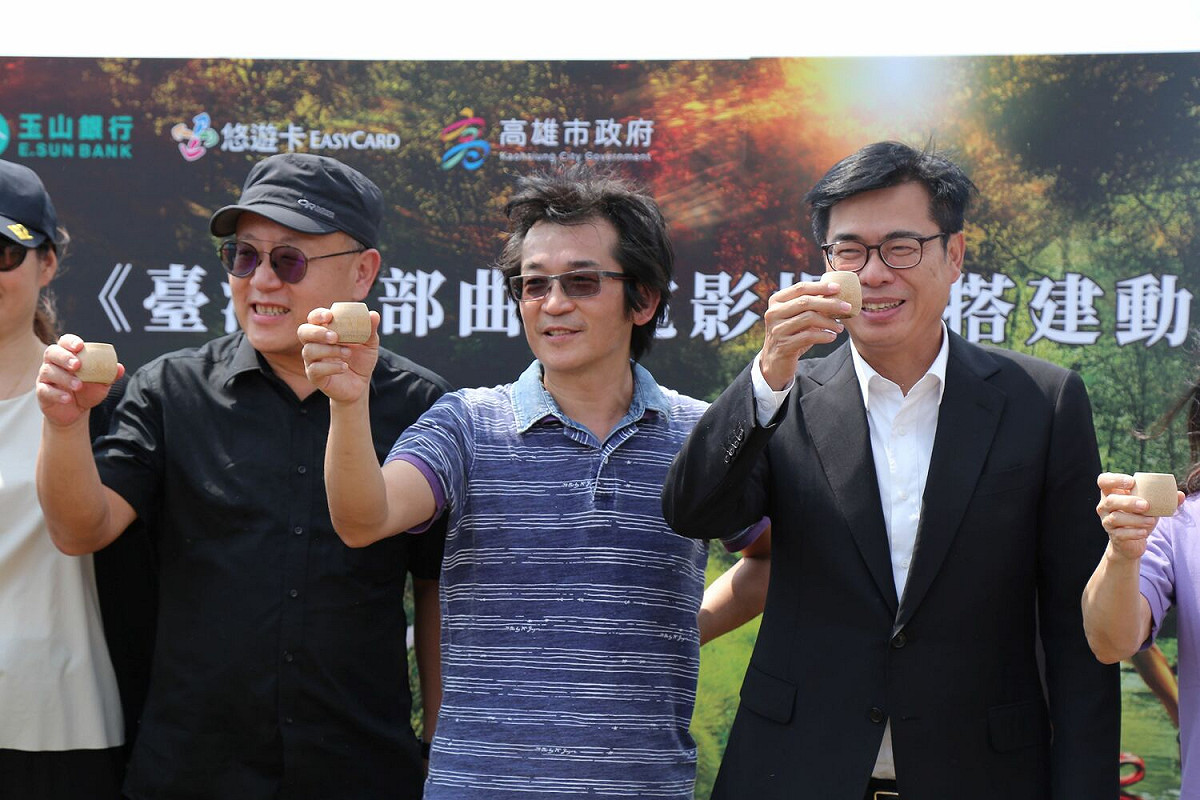《臺灣三部曲》宣告開工，陳其邁(右)到場為魏德聖(中)打氣。 圖：高雄市文化局提供