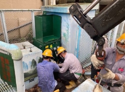 因軒嵐諾颱風橫掃東北角，基隆市、新北市陸續傳出停電災情，共計約近3千戶停電。台電表示正持續搶修中。 圖/台電提供