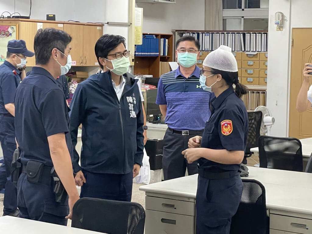 高雄羅姓女警（右）3日晚間查案過程與嫌犯拉扯，遭推撞牆傷頭部。高雄市長陳其邁（右3）深夜前往派出所探視，對襲警行為表示嚴厲譴責。 圖/警方提供