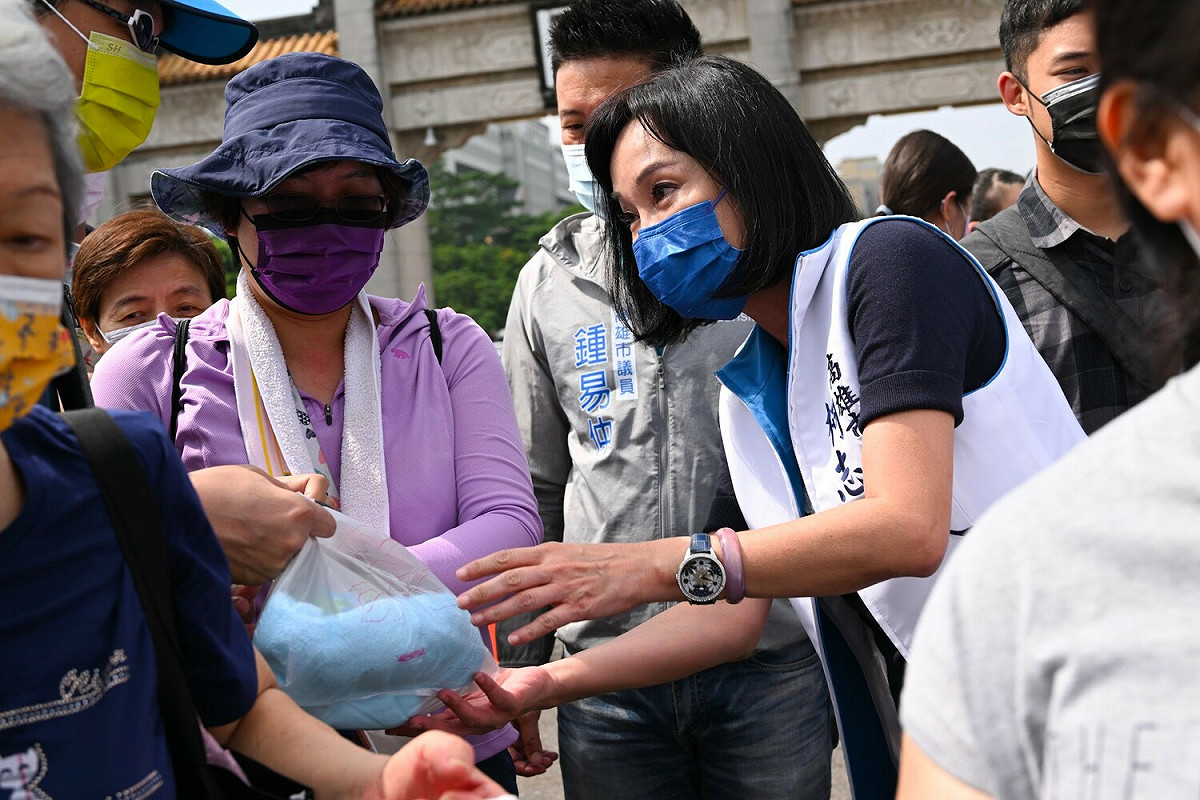 柯志恩與視障朋友熱情互動。 圖：柯志恩選辦提供