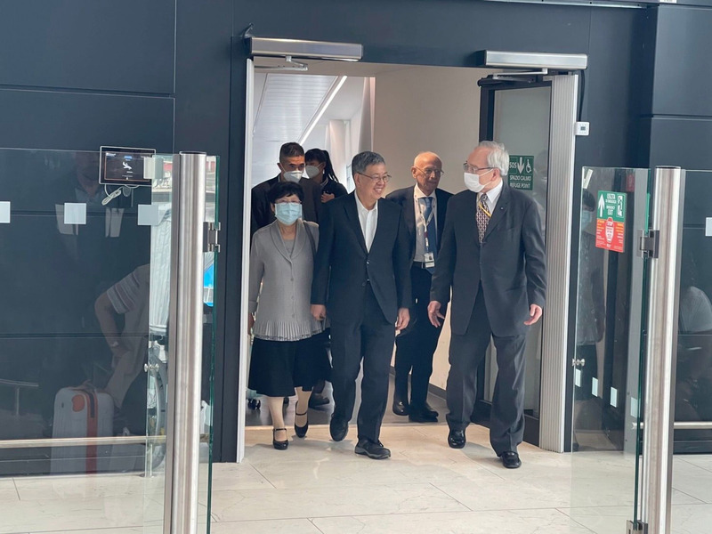 前副總統陳建仁（前排左）擔任總統特使，出席若望保祿一世榮列真福品大典，他昨天抵達羅馬機場，駐教廷大使李世明（前排右）前往接機。 圖：駐教廷大使館提供