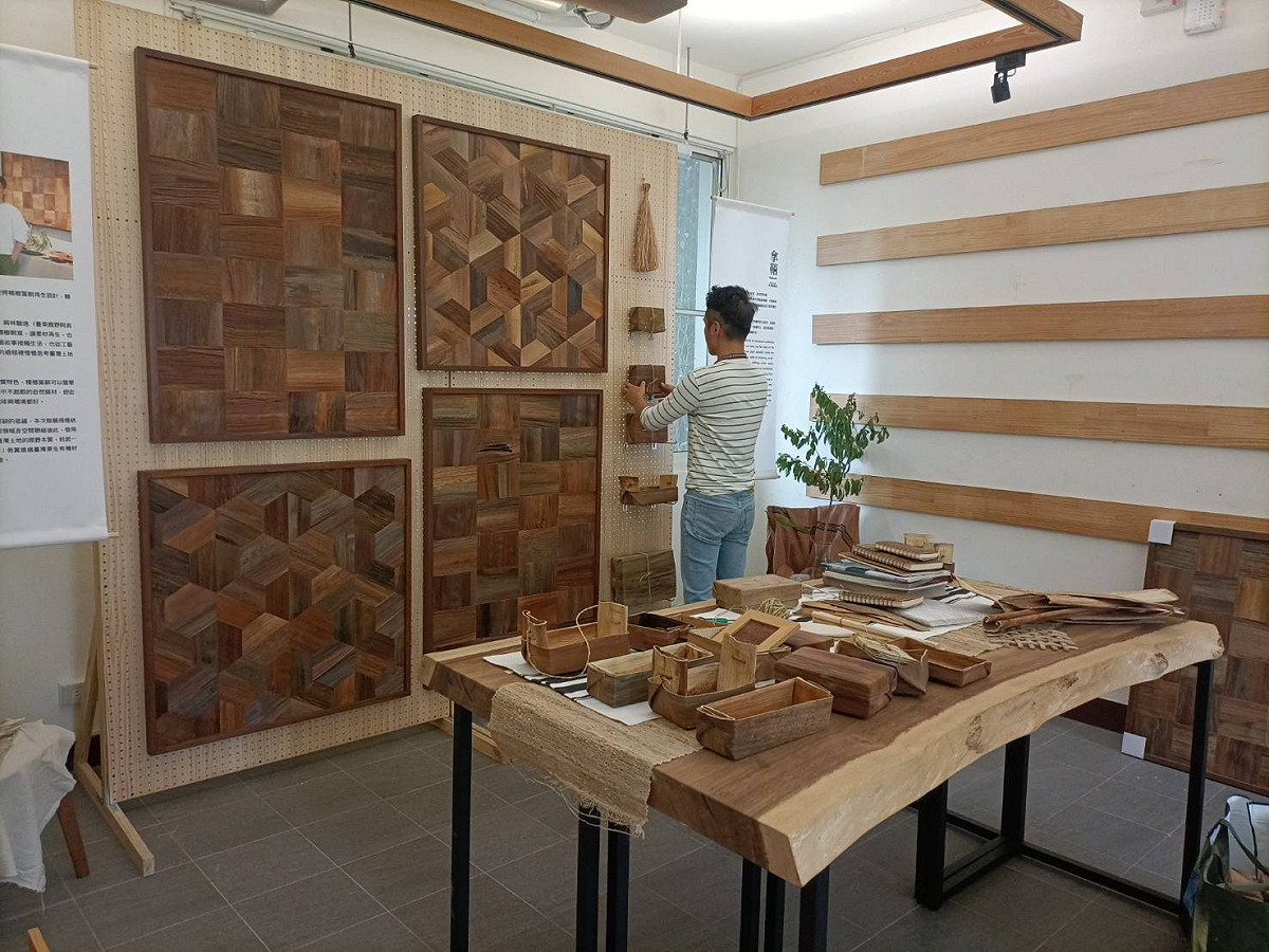 劉大衛(Yawi Akin)擅長檳榔葉鞘創作，建構檳榔正面形象與轉型，提升附加價值。 圖：新北市政府原民局提供