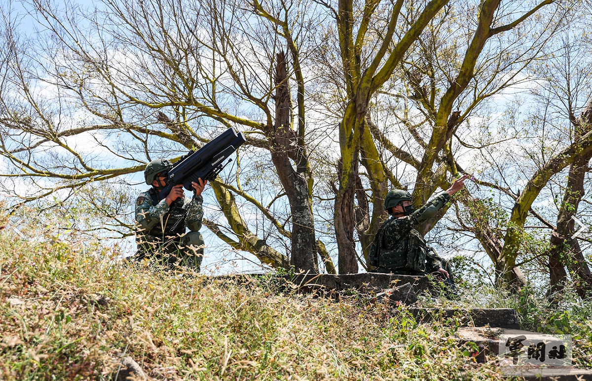 金防部各據點官兵演練結合干擾槍反制無人機。 圖：軍聞社提供