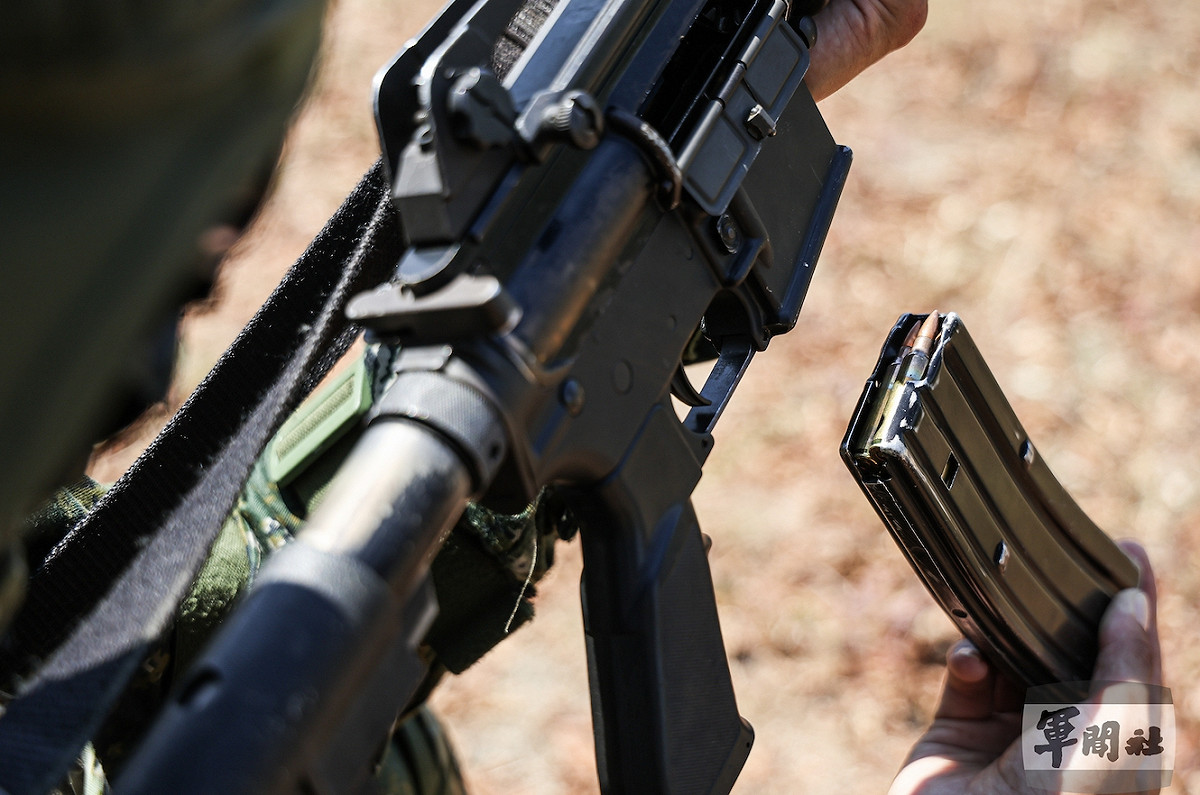 戍守官兵演練使用7.62mm口徑以下武器實施防衛射擊。 圖：軍聞社提供