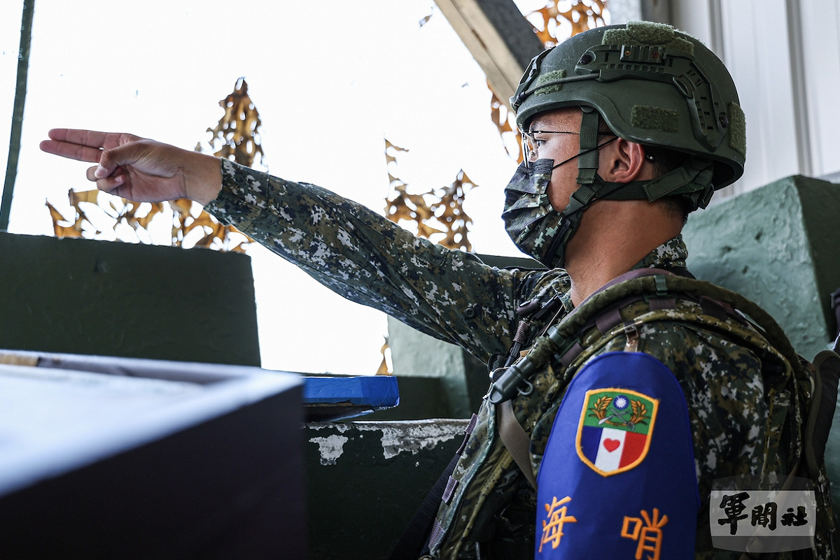 衛哨執勤官兵密切對空、對海監控。 圖：軍聞社提供