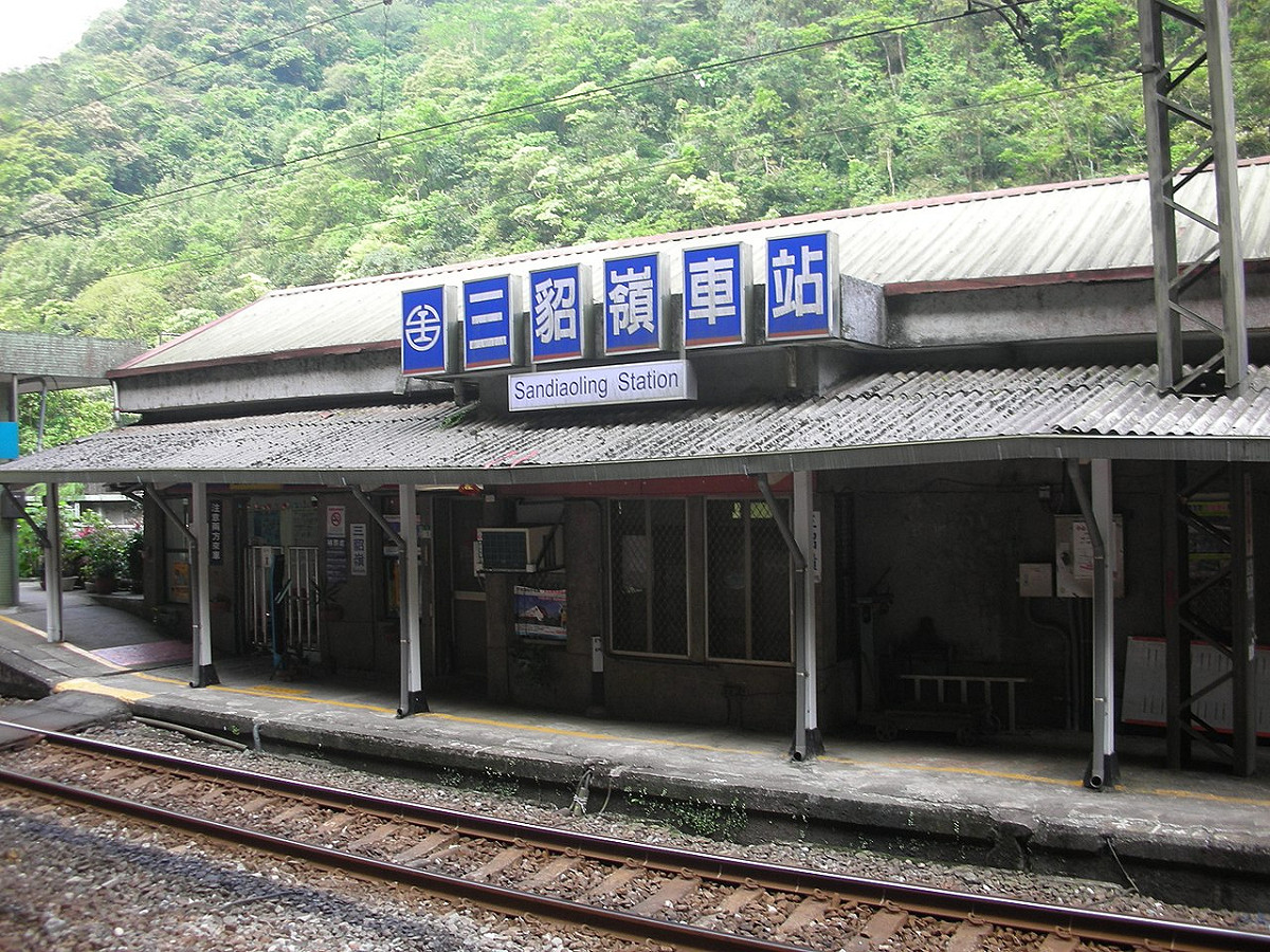 颱風軒嵐諾影響，台鐵平溪線部分路段今天上午出現邊坡滑落，三貂嶺-菁桐中斷，預計下午5時恢復通車。 圖：翻攝維基百科/Foxy Who (^∀^)//CC BY-SA 3.0