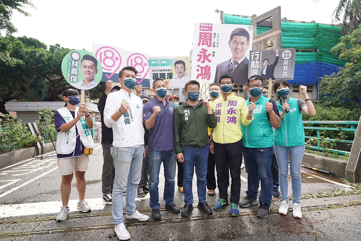 吳怡農陪蔡其昌及3位市議員候選人一同宣傳18歲公民權複決案要投下同意票。 蔡其昌競選總部/提供