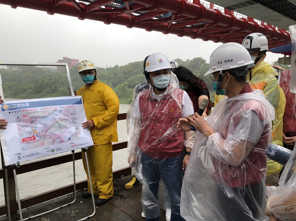 新北市長侯友宜視察三鶯大橋改建工程，了解施工團隊防颱整備及工程進度。 圖：新北市工務局提供