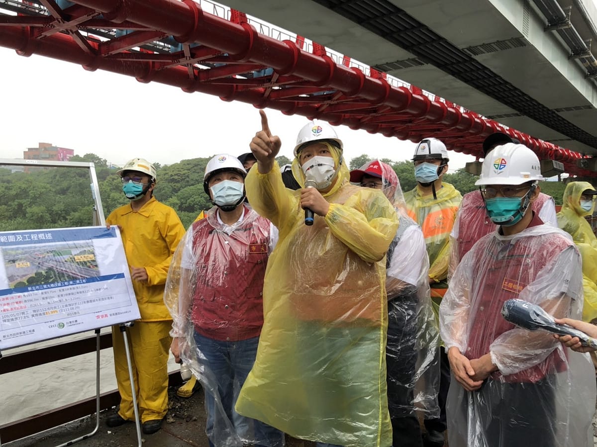 市府副秘書長朱惕之說明相關人員上緊發條，密切監視颱風大漢溪河道變化情形，發揮汛期演練做好萬全準備。 圖：新北市工務局提供