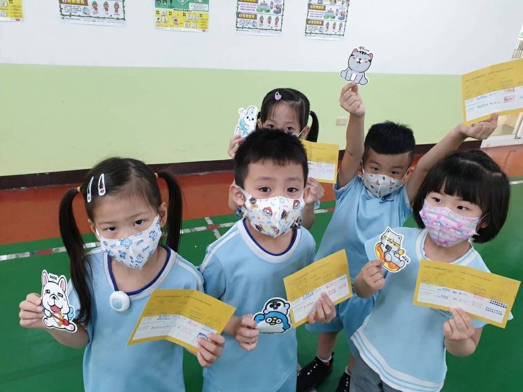 完成2劑接種的幼完可得到免費人氣貼紙。 圖：高雄市政府提供