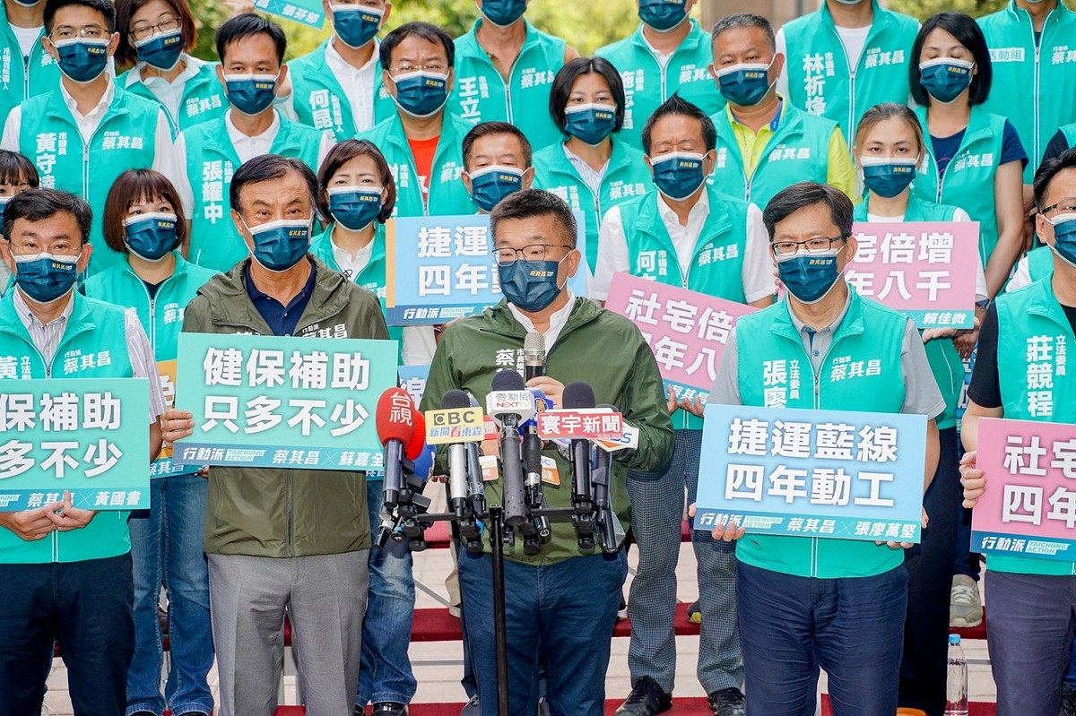 民進黨台中市議員排排站為「母雞」蔡其昌造勢，但多數選區都有「同志不同心」的隱憂，政壇認為綠營喊「議會過半」根本喊心酸。 蔡其昌競選總部/提供