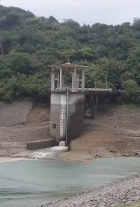 「軒嵐諾」帶來的豐沛雨水下，北部多數水庫達到「解渴」作用，蓄水率均達7至8成以上，唯獨供應基隆地區用水的新山水庫仍僅有33%。 圖：截自林右昌臉書