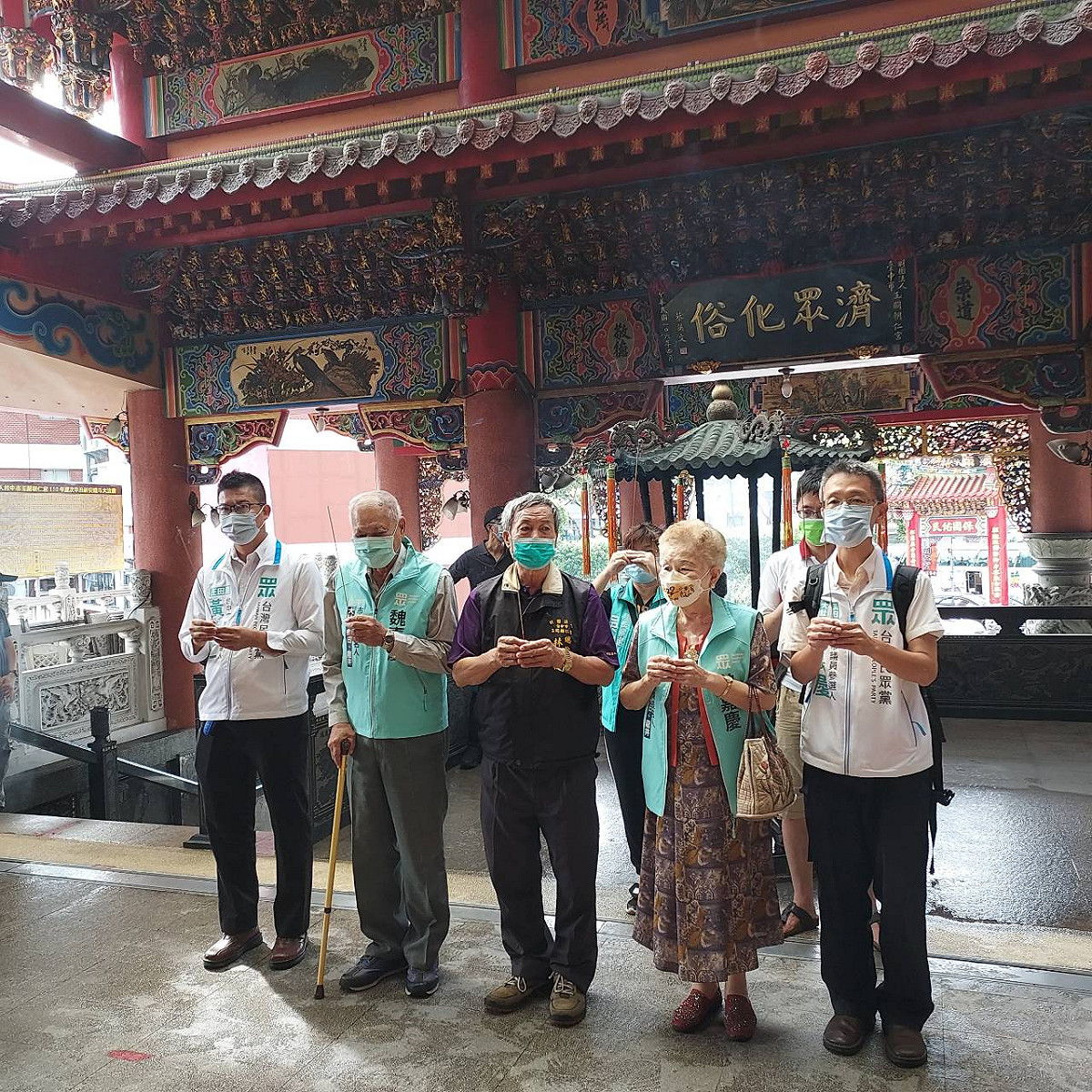 柯爸柯媽陪同魏嘉慶上香祈福。 台灣民眾黨/提供