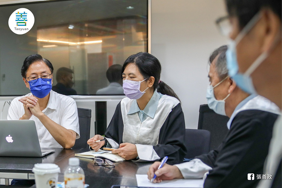 國民黨桃園市長參選人張善政（左）在臉書公布與多名律師會商照片，仍堅稱沒有抄襲情事。 圖：翻攝自張善政臉書