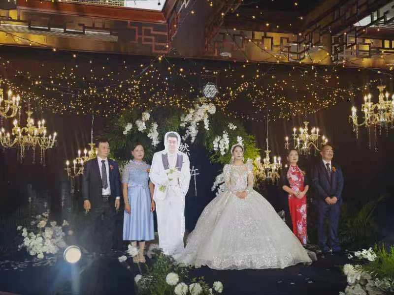 中國網友參加婚禮，發現新郎遭封控因此改以「人牌」替代。 圖：翻攝自推特（資料照）
