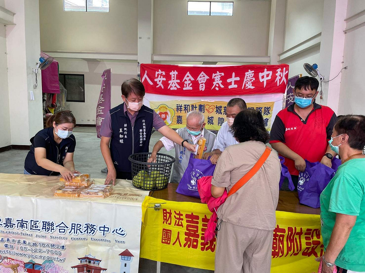 人安基金會嘉義平安站今天舉辦「寒士慶中秋」活動。 圖：人安基金會嘉義平安站/提供