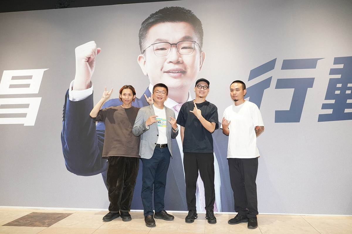 蔡其昌與滅火器樂團一同發表競選主題曲《繼續向前行》。 蔡其昌競選總部/提供