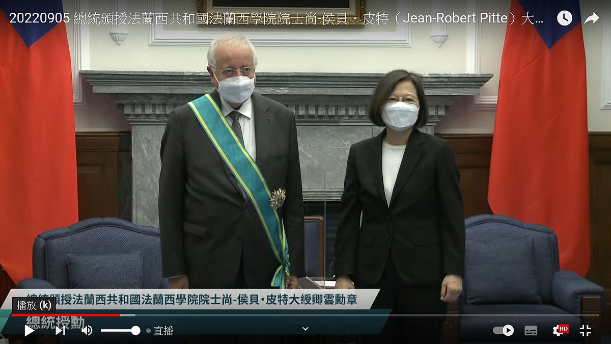 總統蔡英文頒授大綬卿雲勳章給法蘭西學院（Institut de France）人文及政治科學院終身秘書尚-侯貝．皮特（Jean-Robert Pitte） 圖：翻拍自總統府YouTube