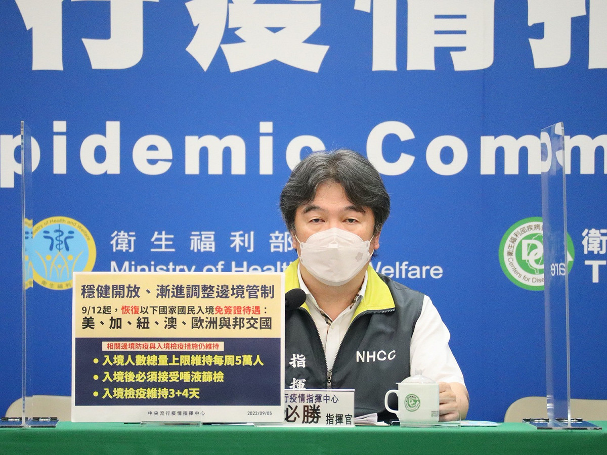 中央流行疫情指揮中心指揮官王必勝說明，會再視這波開放狀況及未來疫情發展，開放第二波國家。 圖：中央流行疫情指揮中心/提供