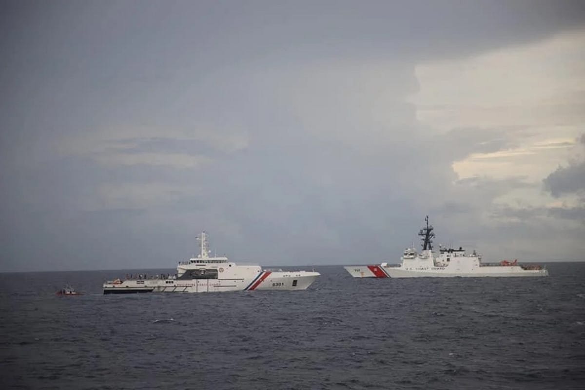 菲美海岸警衛隊聯合演習。左為菲國近海巡視艦「加布里埃拉·西朗號(OPV-8301)」，右為美國海岸警衛隊巡邏艦「米吉特號(WMSL-757)」。 圖：翻攝Philippine Coast Guard