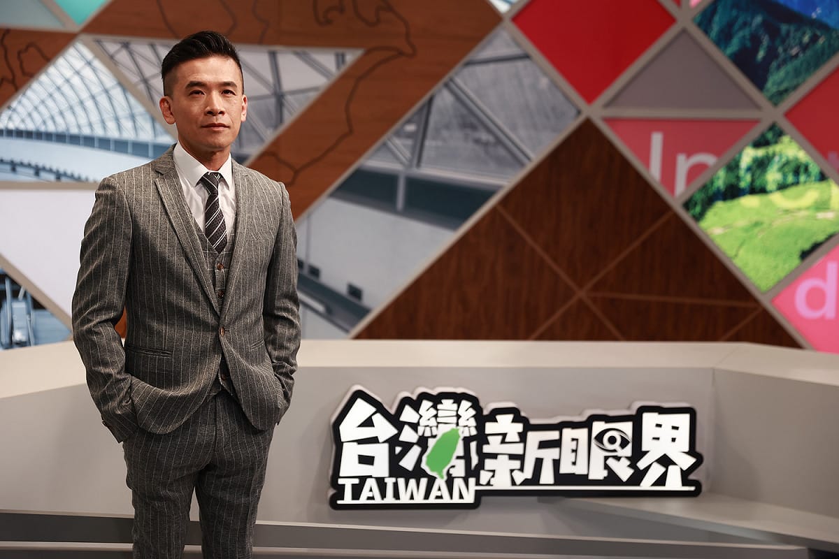 資深媒體人黃鵬仁重出江湖擔任公視台語台論壇節目《台灣新眼界》新主持人。 圖：公視台語台提供