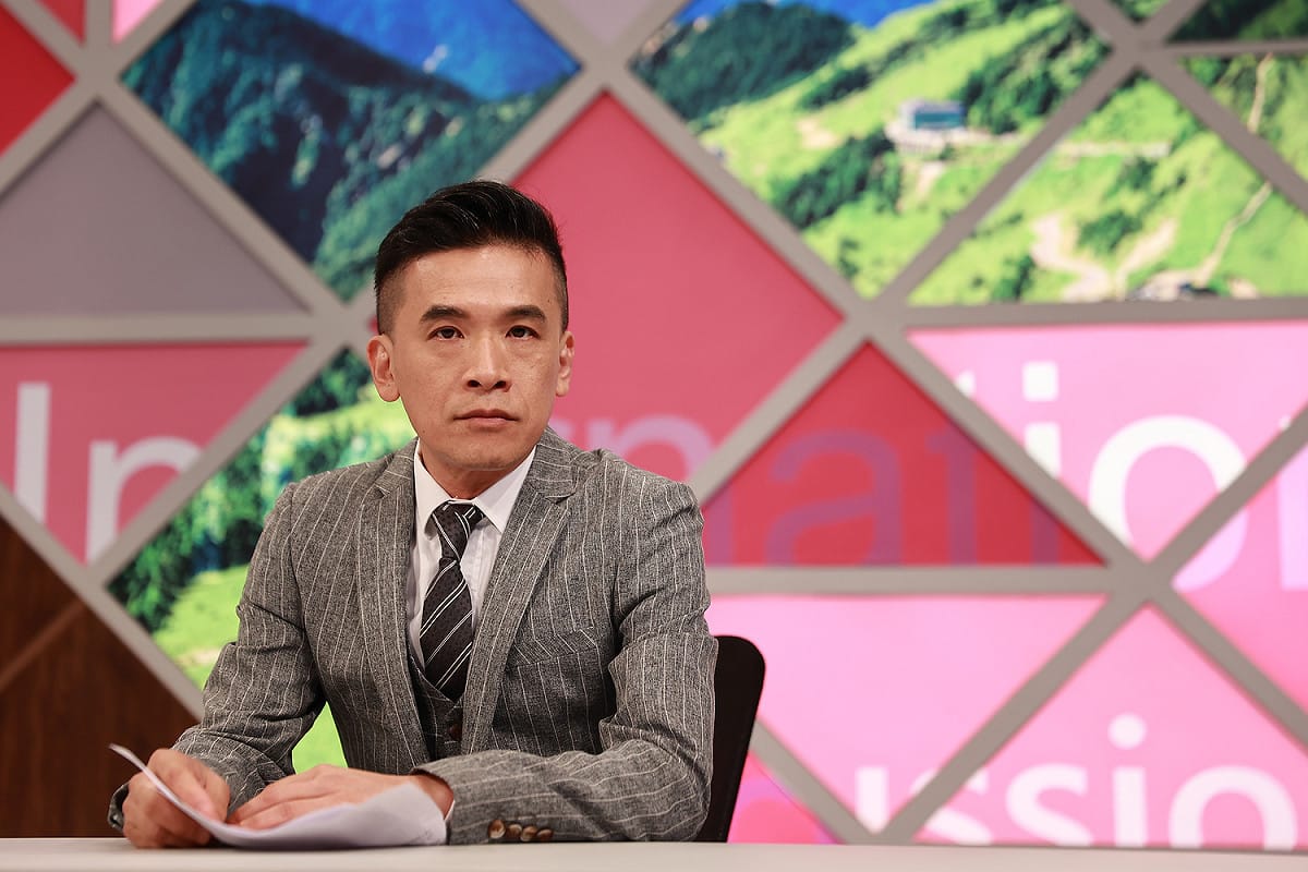 黃鵬仁接下全台語的論壇節目，被懷疑「台語行不行啊？」其實他一開始進入新聞圈便是播報台語新聞。 圖：公視台語台提供