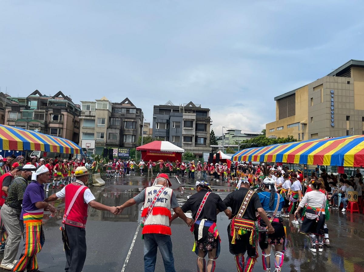 新北族人返鄉參加歲時祭儀日起一個月內可申請交通費補助。（圖為2022年8月28日都會原住民辦理歲時祭儀活動） 圖：新北市原民局提供