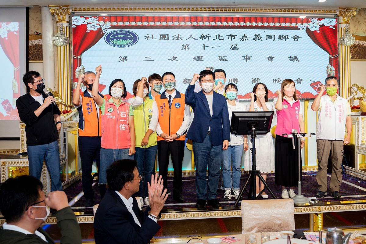 民進黨新北市長候選人林佳龍昨晚出席嘉義同鄉會活動，同場的民進黨立委羅致政在台上號召鄉親喊「凍蒜」，但才喊兩次就被制止。 圖：林佳龍競辦提供