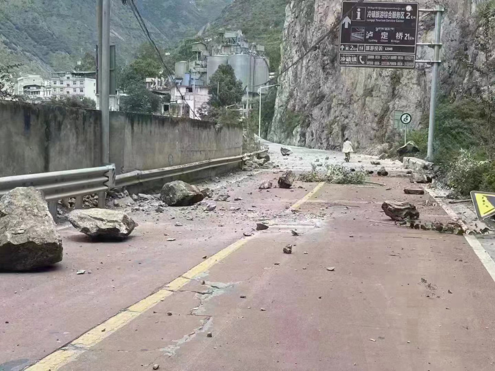 四川甘孜州瀘定縣磨西鎮發生6.8級地震，圖為瀘定縣冷磧鎮道路掉落的落石。 圖：翻攝自騰訊網