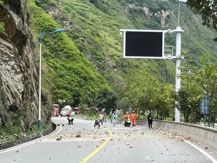 四川當地國道318線目前只准出不准進，以保證所有救援通道暢通。 圖：翻攝自騰訊網