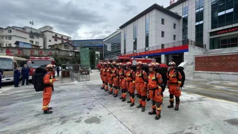四川省消防救援總隊立即調派瀘定縣前突小組30人趕赴震中核查災情，調派甘孜、成都、德陽、樂山、雅安、眉山、資陽等7個支隊共530人地震救援力量立即趕赴震中開展救援。 圖：翻攝自騰訊網
