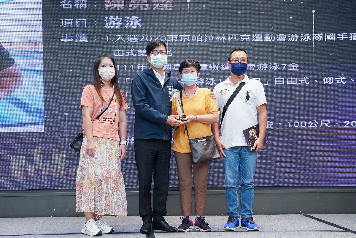 陳其邁（左二）頒特別獎給今年車禍過世的帕運泳士陳亮達家屬。 圖：高雄市政府提供