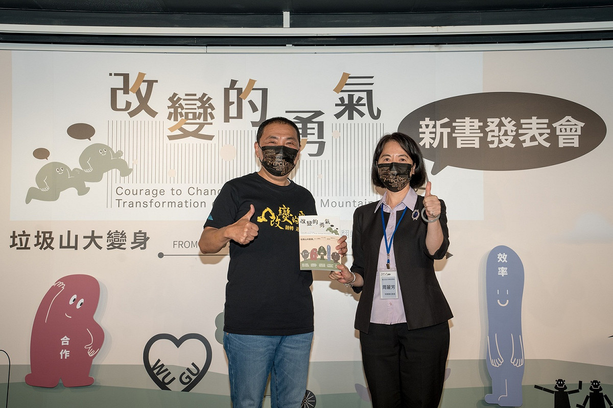 侯友宜贈書予政治大學財政學系特聘專任教授周麗芳。 圖：新北市城鄉局提供