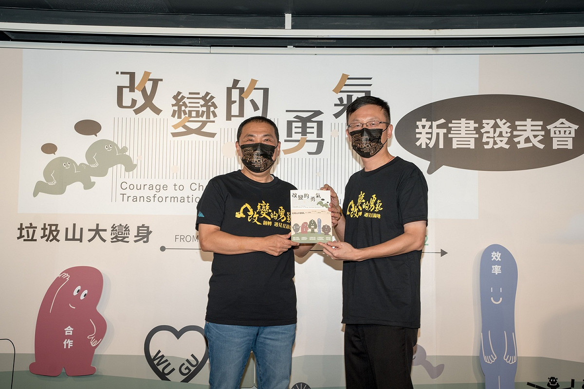 侯友宜贈書予新北市高、國中小（由教育局長代表受贈）。 圖：新北市城鄉局提供