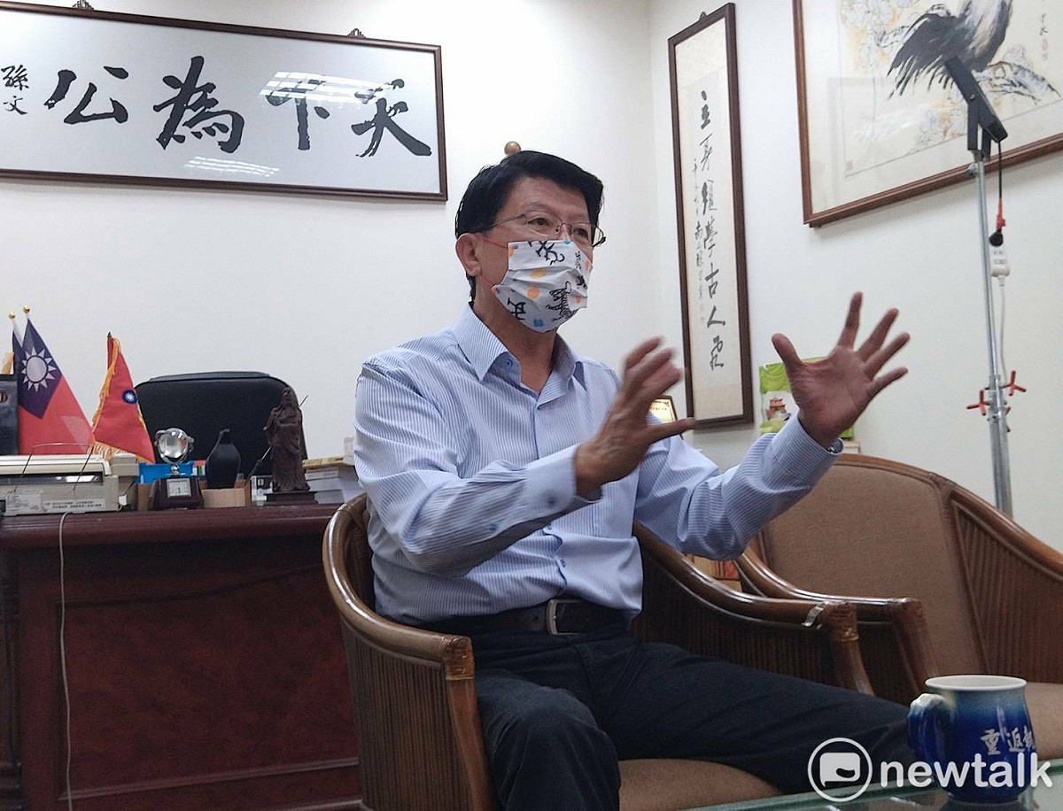 謝龍介形容台南如同一位沒落的貴族，人口老化速度比台灣其他城市更嚴重。也因為年輕人看到的是失落的未來，所以不想結婚、結了婚不敢生孩子、生了孩子擔心養不起。透過他的10大施政保證，可以讓台南脫胎換骨，老有所終、幼有所養，找回台南人的光榮與幸福感。 圖：黃博郎／攝