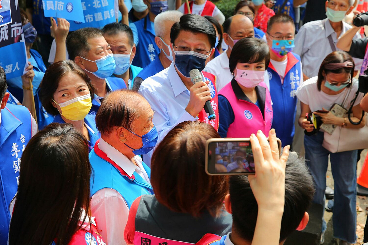 謝龍介日前在國民黨籍議員和大批支持群眾的簇擁下前往台南市選委會登記參選，場面熱烈。 圖：黃博郎／攝