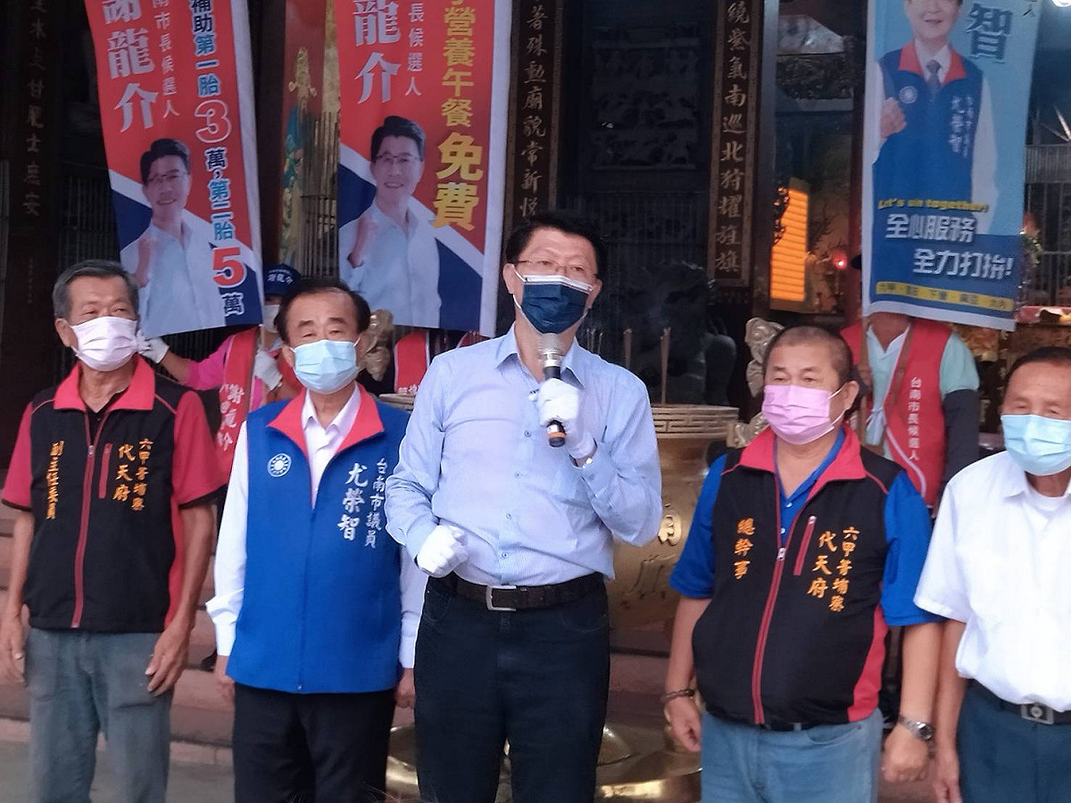 謝龍介下鄉演講時向農漁民表示，民進黨政府執政下，兩岸對峙情勢升高，民進黨以「抗中保台」賺取選舉紅利，卻讓無辜的農漁民受害，他保證在當選市長後，台南的農漁民都不用再為生計煩惱，他一定協助農產品拓銷海外市場。 圖：黃博郎／攝