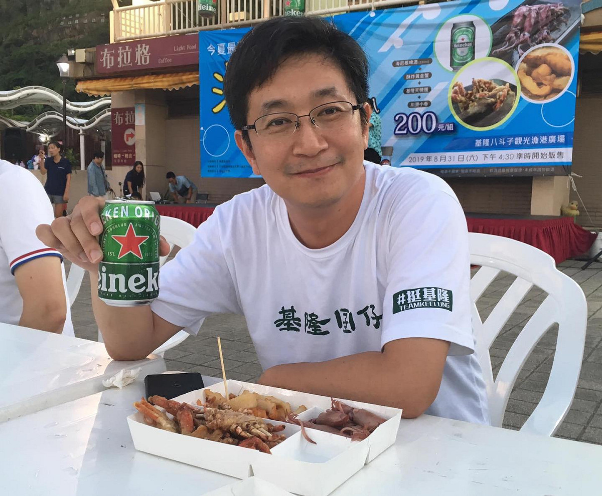 蔡適應說，海鮮不貴！想吃海鮮來基隆，看看價目表，「海尼根＋小捲＋黃金蟹＋天婦羅」，只要200元。 圖：取自蔡適應臉書
