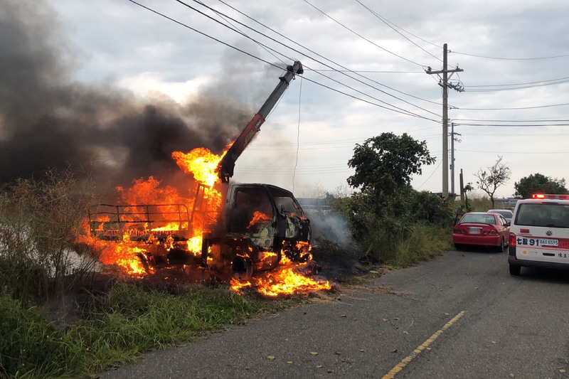 一輛吊車6日上午在台南市七股區六孔碼頭附近魚塭作業時，疑似不慎勾到高壓電線起火，消防局獲報立即前往搶救。 圖：讀者提供