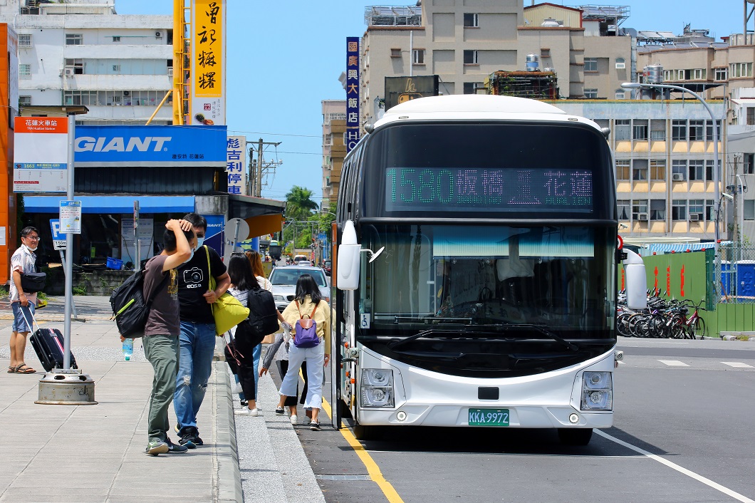 1580抵達花蓮火車站。 圖：首都及台北客運提供
