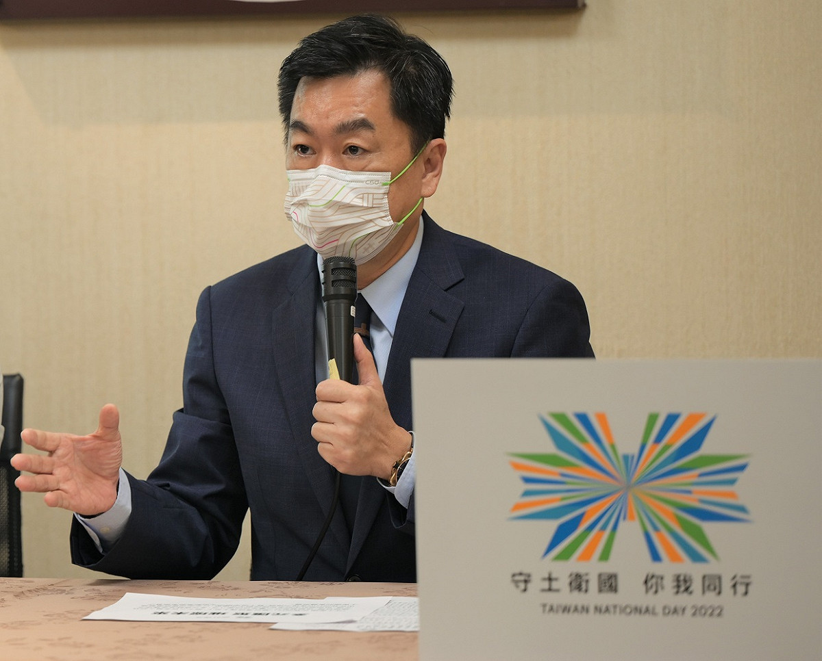 國慶籌備委員會今(6)日召開記者會，慶籌會秘書長陳宗彥表示，今(111)年的國慶主題為「守土衛國 你我同行 TAIWAN NATIONAL DAY 2022」。 圖：慶籌會提供