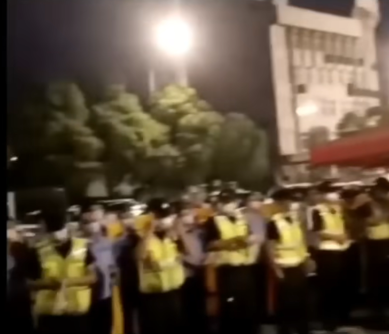 中國當居派出大約 30 輛警車鎮壓民眾。  圖: 截圖自 公民老黑 YouTube