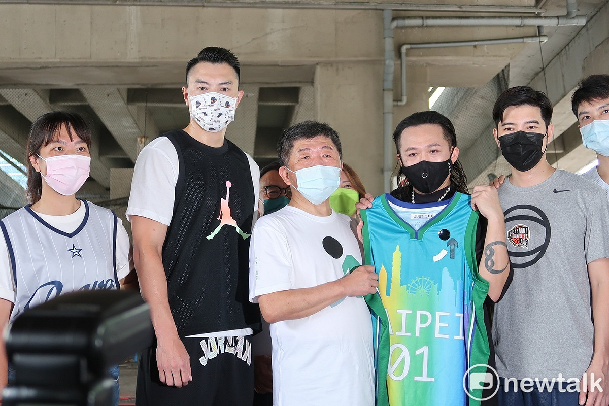 陳時中與籃球國手陳信安（左二） 圖：林朝億/攝
